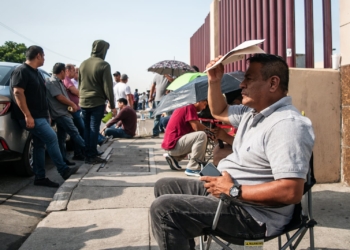 Conductores de plataformas digitales hacen largas filas para obtener permisos