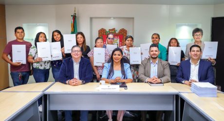 Montserrat Caballero entrega 895 cédulas catastrales y 65 títulos de propiedad