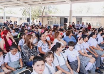 Cumple Gobernador Durazo con entrega de uniformes escolares gratuitos en 68 municipios de la entidad