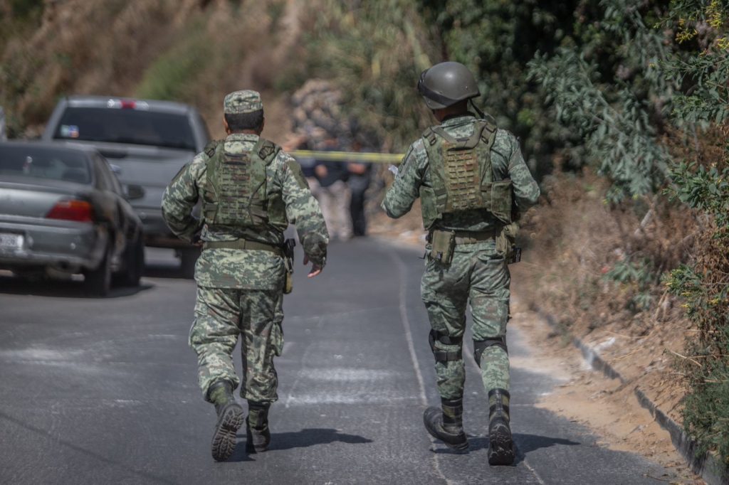 Hallan dos cadáveres a bordo de una camioneta