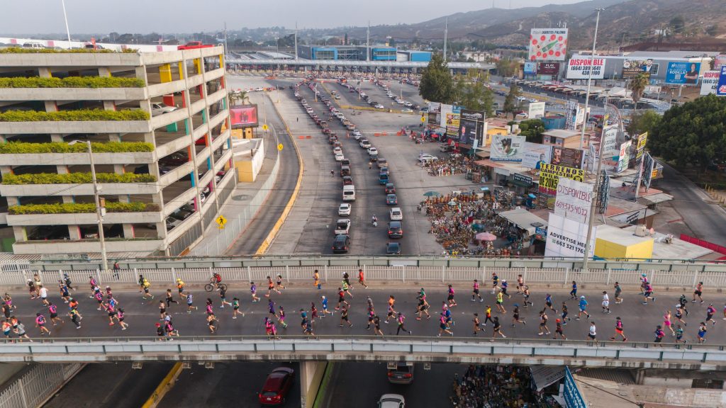 Cientos-corredores-participan-Medio-Maraton-Internacional-Tijuana