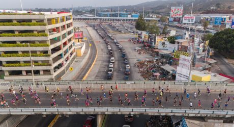 Cientos de corredores participan en el Medio Maratón Internacional de Tijuana