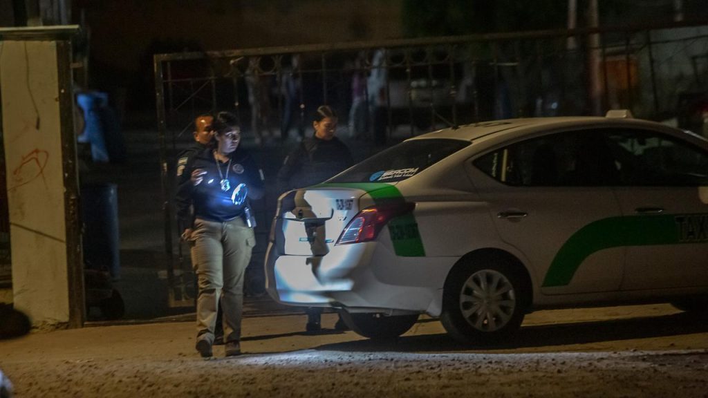 Asesinan a mujer en un taxi libre