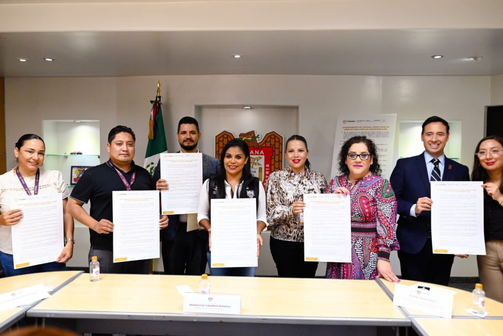 Firma-Montserrat-Caballero-declaratoria-Ayuntamiento-Tijuana-como-espacio-libre-discriminación