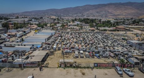 Aseguran yonke en Tijuana al encontrar camioneta robada
