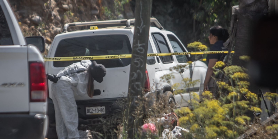 Hallan dos cadáveres a bordo de una camioneta