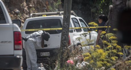 Hallan dos cadáveres a bordo de una camioneta