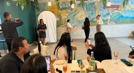 Inauguran galería de arte y un mural de Enrique Chiu en Restaurante CRUCE