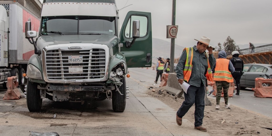 Un lesionado en choque entre auto, tráiler y moto