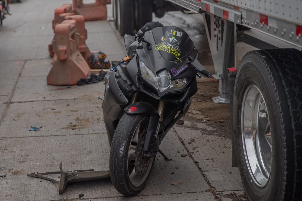 Un lesionado en choque entre auto, tráiler y moto