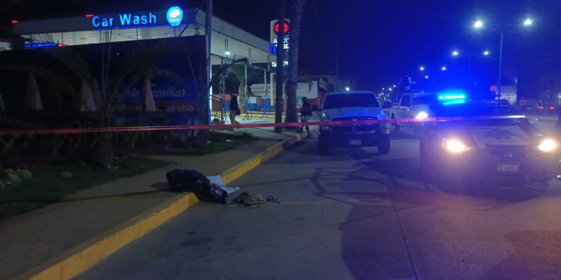 Dejan cabeza humana, dos cuchillos y un hacha frente a restaurante en Rosarito