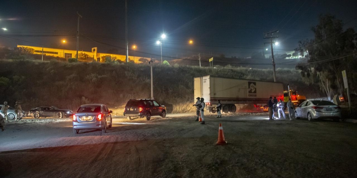 Hallan cadáver de una mujer al interior de un auto