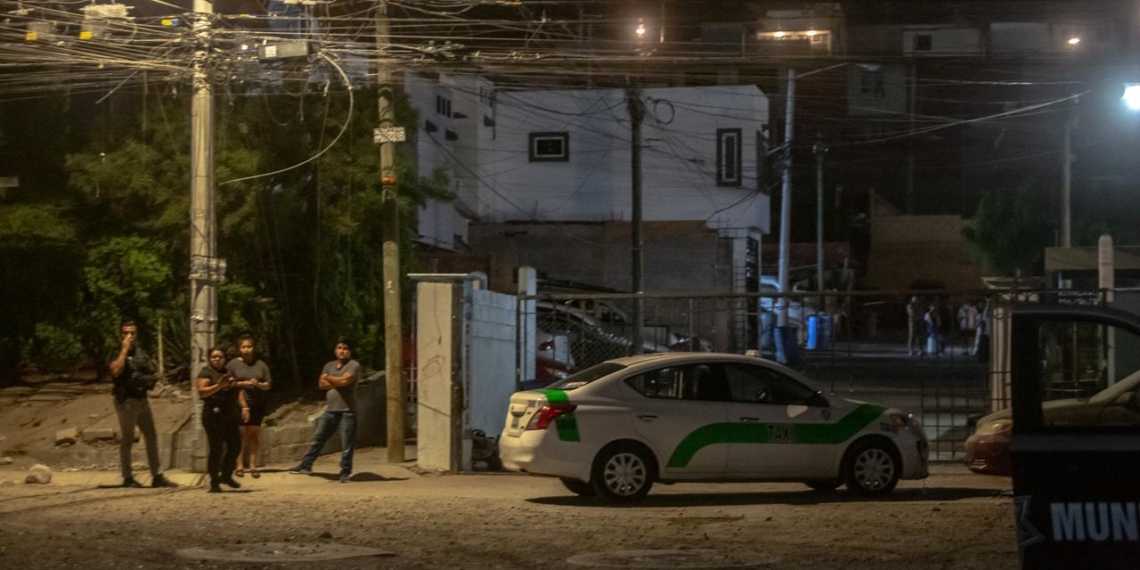 Asesinan a mujer en un taxi libre