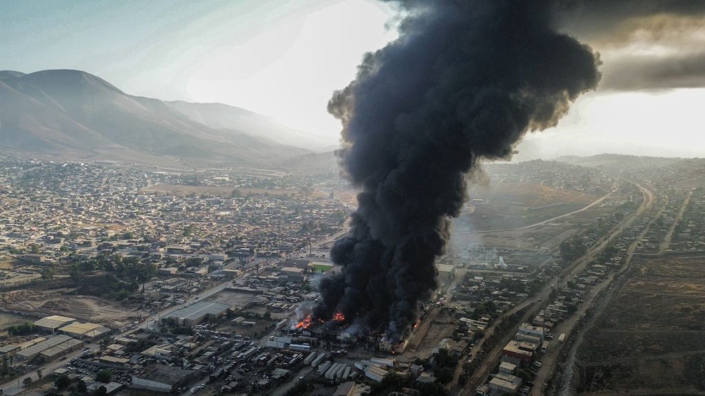 Incendio-consume-tres-empresas-zona-Este