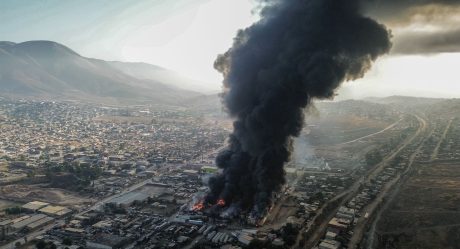Incendio consume tres empresas en la zona Este