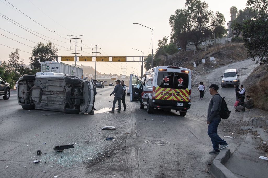 Vehiculo-vuelca-tras-chocar-taxi-de-ruta