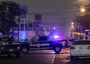 Balean a taxi libre; chófer y pasajeros resultan ilesos