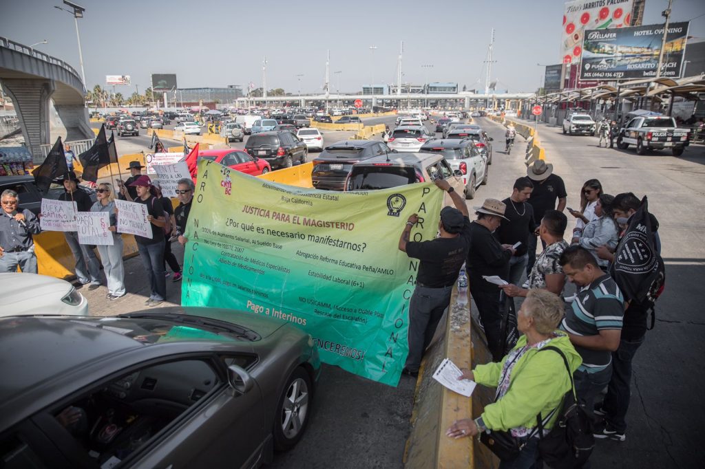 Profesores protestan en la garita de San Ysidro