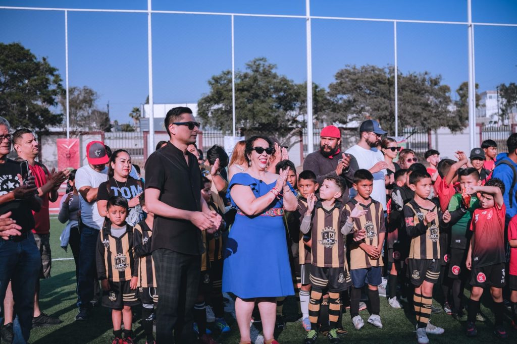 Entrega-Araceli-Brown campo de fútbol renovado en la Unidad Deportiva Andrés Luna Rodríguez