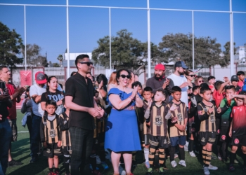 Entrega Araceli Brown campo de fútbol renovado en la Unidad Deportiva Andrés Luna Rodríguez