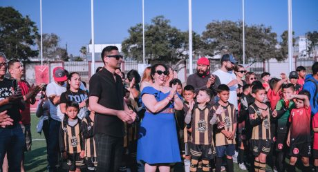 Entrega Araceli Brown campo de fútbol renovado en la Unidad Deportiva Andrés Luna Rodríguez