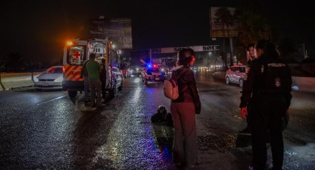 Motociclista cae en una zanja del puente México