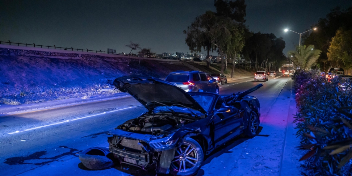 Mustang queda destrozado tras accidente