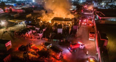 Por corto circuito se incendia taller mecánico en carretera Aeropuerto