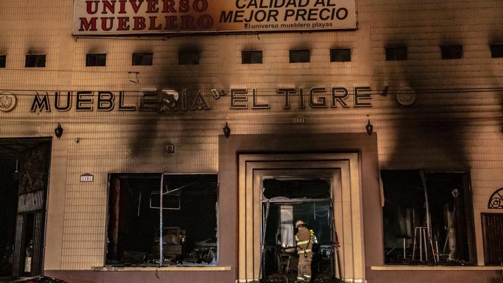 Se-incendia-Muebleria-El-Tigre-Playas-Tijuana