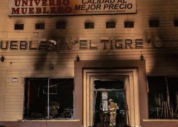 Se incendia Mueblería El Tigre en Playas de Tijuana