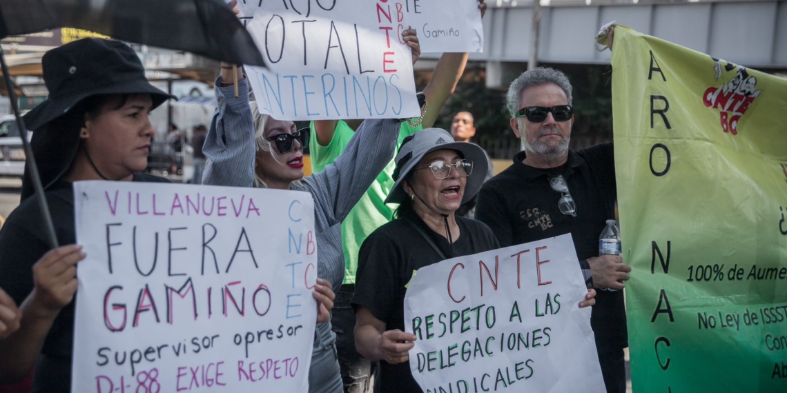 Profesores protestan en la garita de San Ysidro