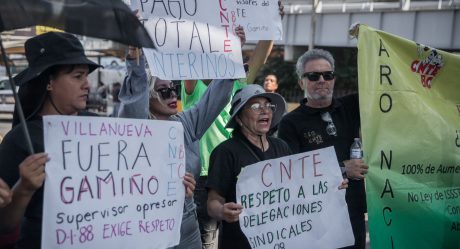 Profesores protestan en la garita de San Ysidro