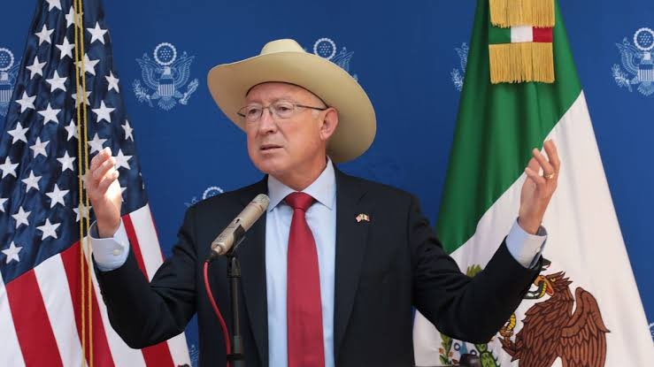 AMLO critica a Ken Salazar por opinar contra la Reforma Judicial