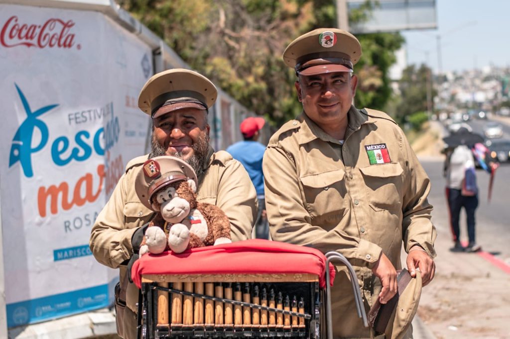 Gabo-Adair-los-organilleros-que-amenizan-calles-Tijuana