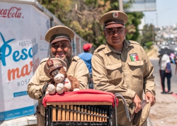 Gabo y Adair, los organilleros que amenizan las calles de Tijuana