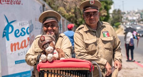 Gabo y Adair, los organilleros que amenizan las calles de Tijuana