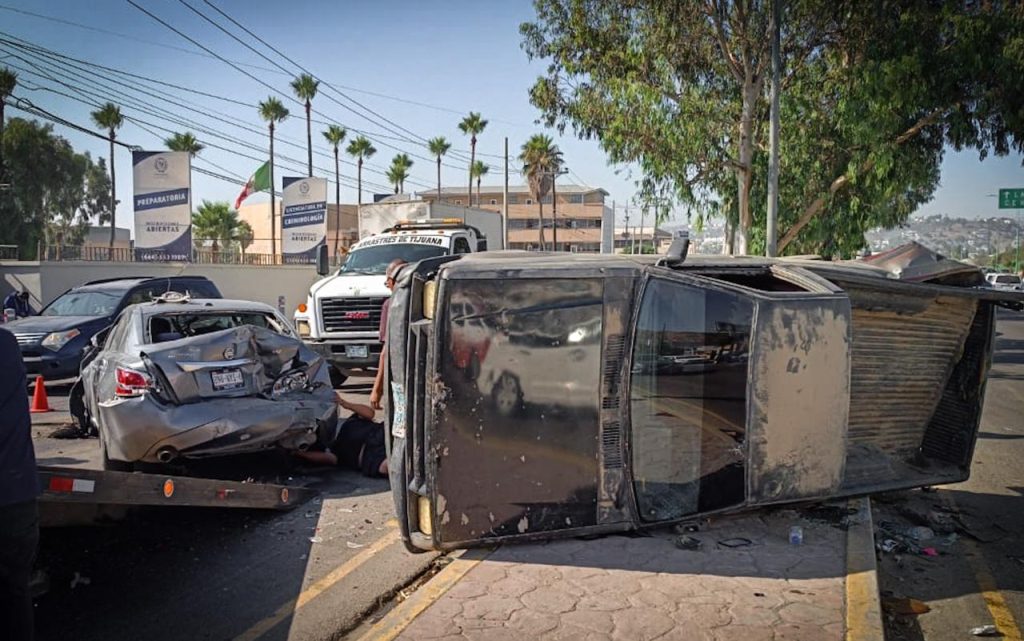 Aparatoso-accidente-vehicular-tras-rina-entre-conductores