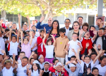 Entrega alcaldesa Montserrat Caballero uniformes en arranque de ciclo escolar de escuelas municipales