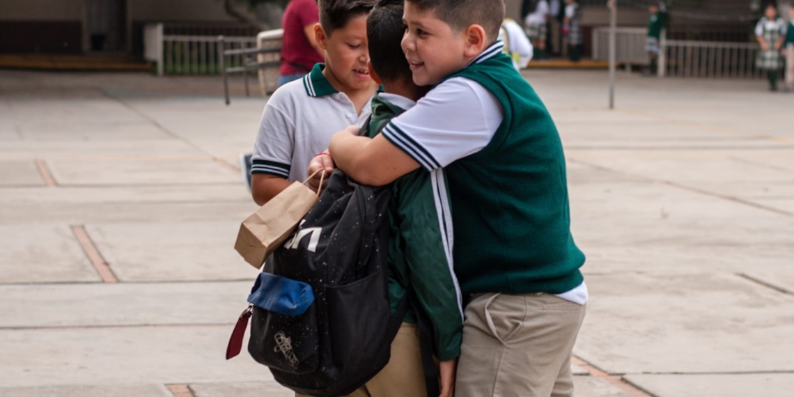 Miles de niñas y niños de educación básica regresan a clases