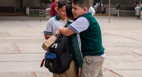 Miles de niñas y niños de educación básica regresan a clases