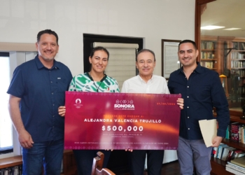 Gobernador Durazo entrega estímulo económico a Alejandra Valencia por actuación en Juegos Olímpicos