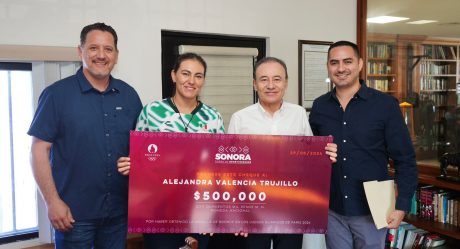 Gobernador Durazo entrega estímulo económico a Alejandra Valencia por actuación en Juegos Olímpicos