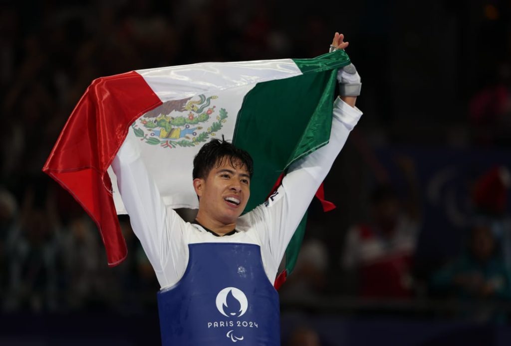 Le-da-plata-Luis-Mario-Najera-Mexico-para-taekwondo-Paris-2024