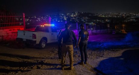 Hallan tres hombres sin vida en un auto abandonado