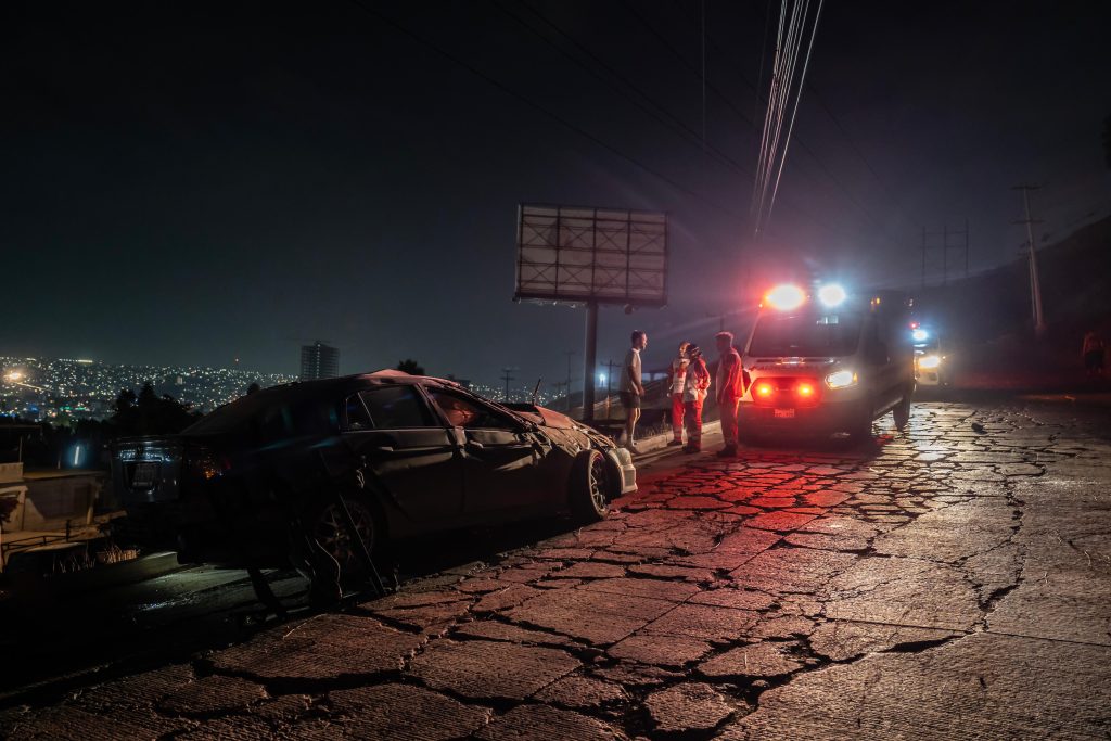 Auto cayó desde 25 metros de altura por la subida de Otay