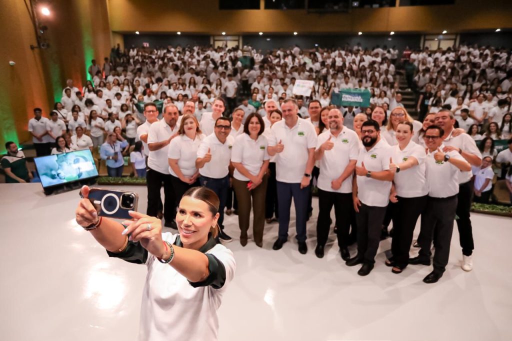 Gobernadora-Marina-del-Pilar-da-la-bienvenida-estudiantes-universitarios