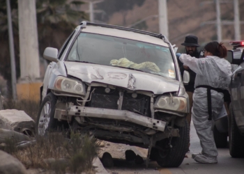 Atacan a familia en auto en movimiento y chocan; hay un muerto