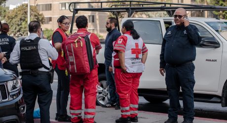 Conductor atropella a mujer tras entrar de reversa en un carril de salida