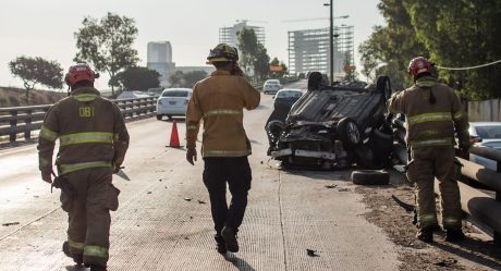 Conductor sufre volcadura en la Vía Rápida Poniente