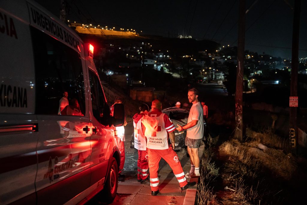 Auto cayó desde 25 metros de altura por la subida de Otay